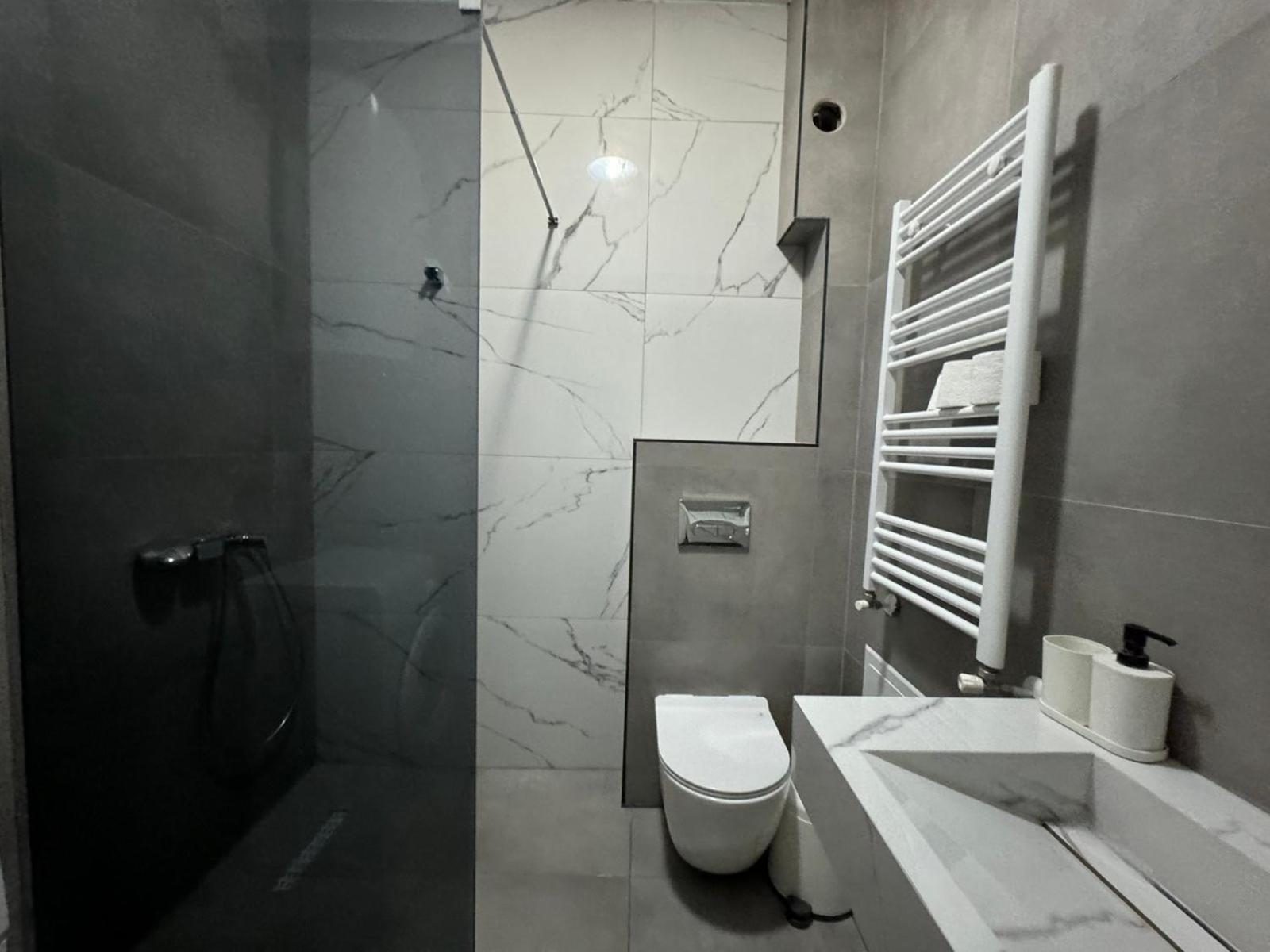 Gigi Apartment By Eluxory Skopje Bagian luar foto